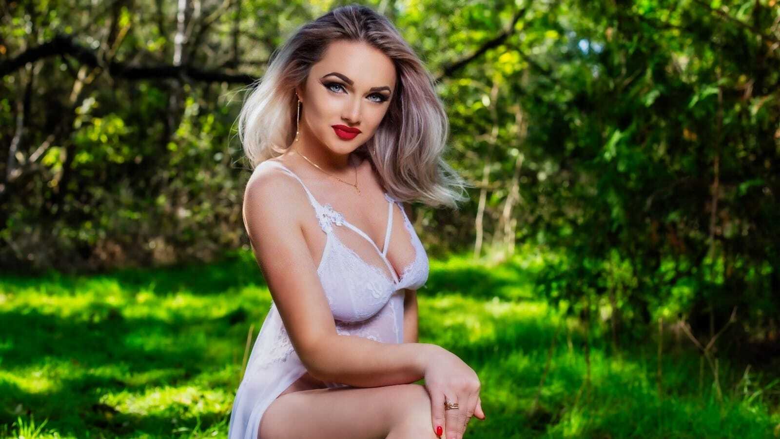 Live sex webcam photo for EllianaReese #7891749