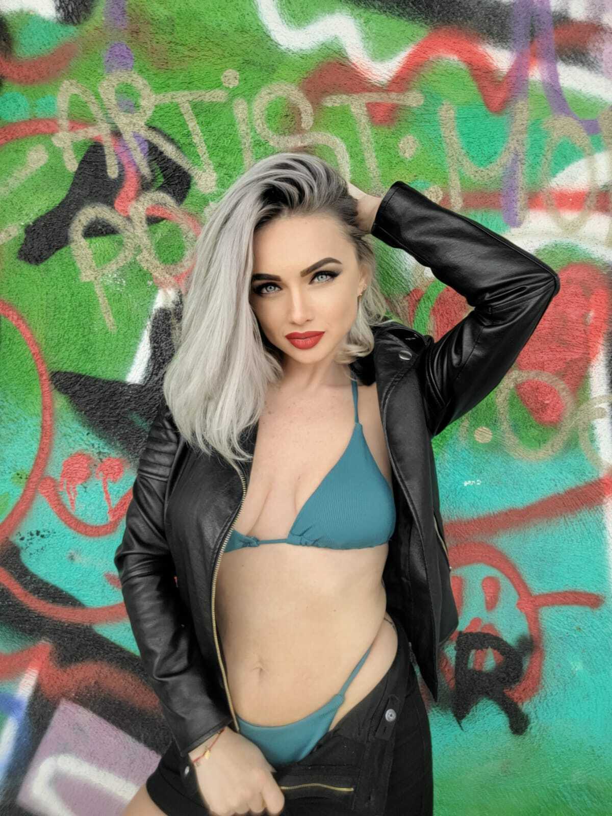 Live sex webcam photo for EllianaReese #7891692