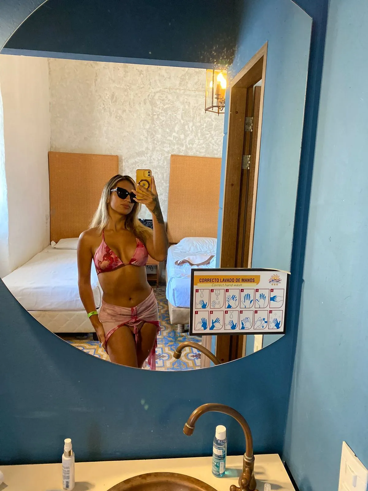 Live sex webcam photo for CarolineLean #8589788