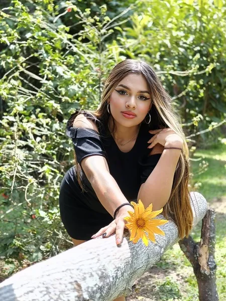 Live sex webcam photo for LindaaCastillo #6013708