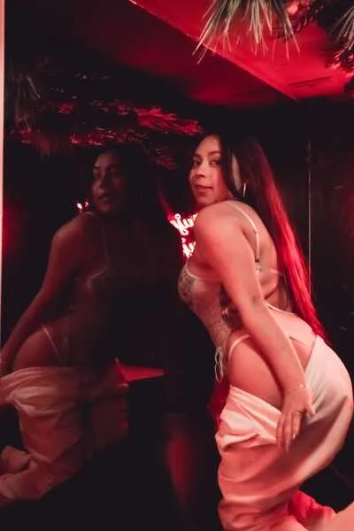 Live sex webcam photo for PeachLawrence #5698427