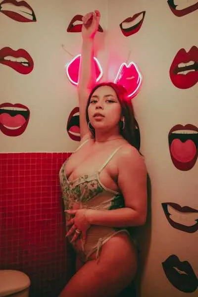 Live sex webcam photo for PeachLawrence #5698426