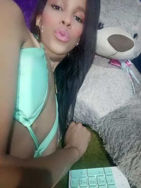 Live sex webcam photo for Aranzaebony18 #6577357