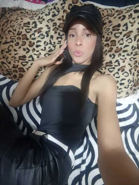 Live sex webcam photo for Aranzaebony18 #6503106