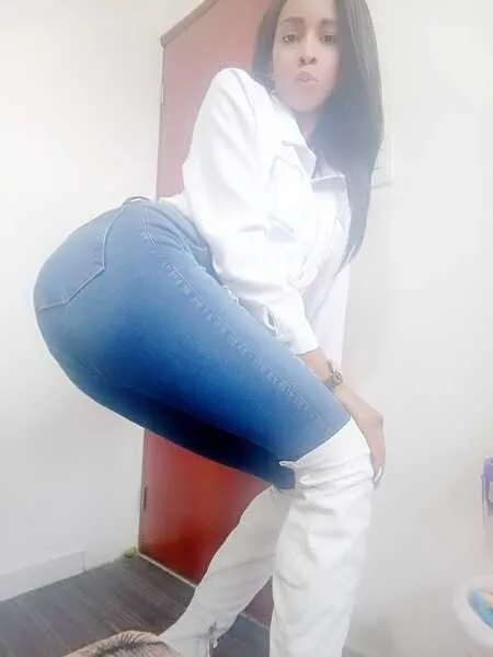 Live sex webcam photo for Aranzaebony18 #6444098