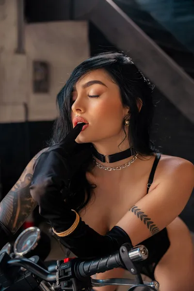 Live sex webcam photo for IvannaBellini #6033228