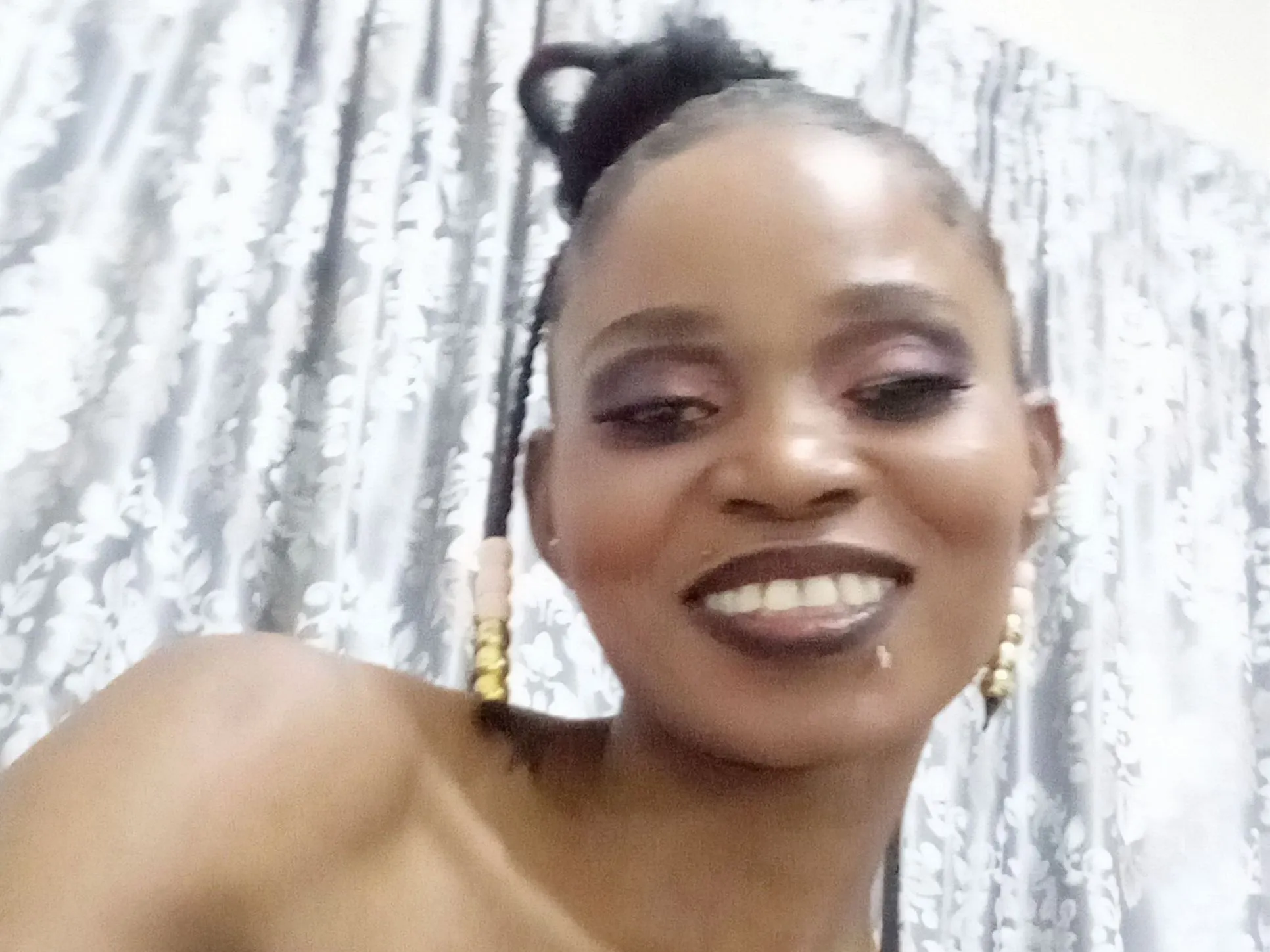 Live sex webcam photo for Naughtyluux33 #5693842