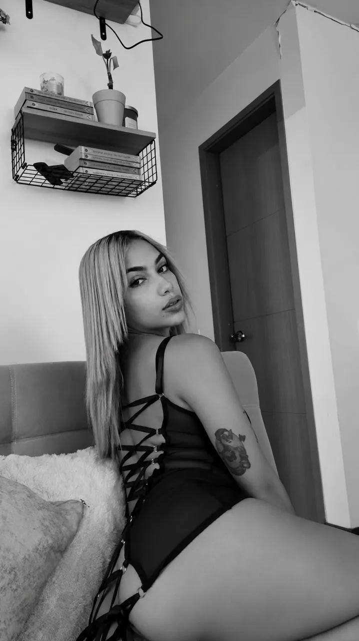 Live sex webcam photo for AnnieAdaams #8737533