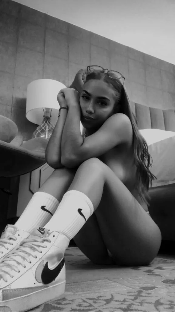 Live sex webcam photo for AnnieAdaams #7894636