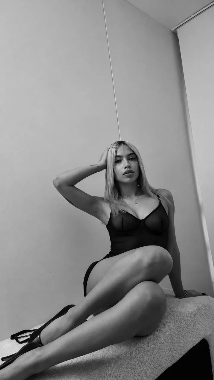 Live sex webcam photo for AnnieAdaams #8737534
