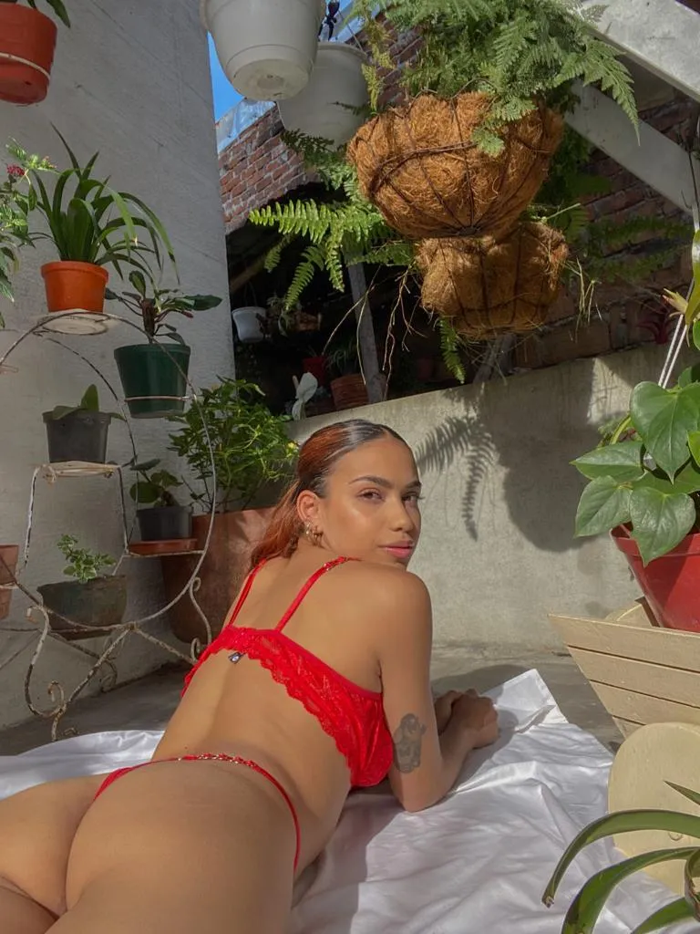 Live sex webcam photo for AnnieAdaams #7894479