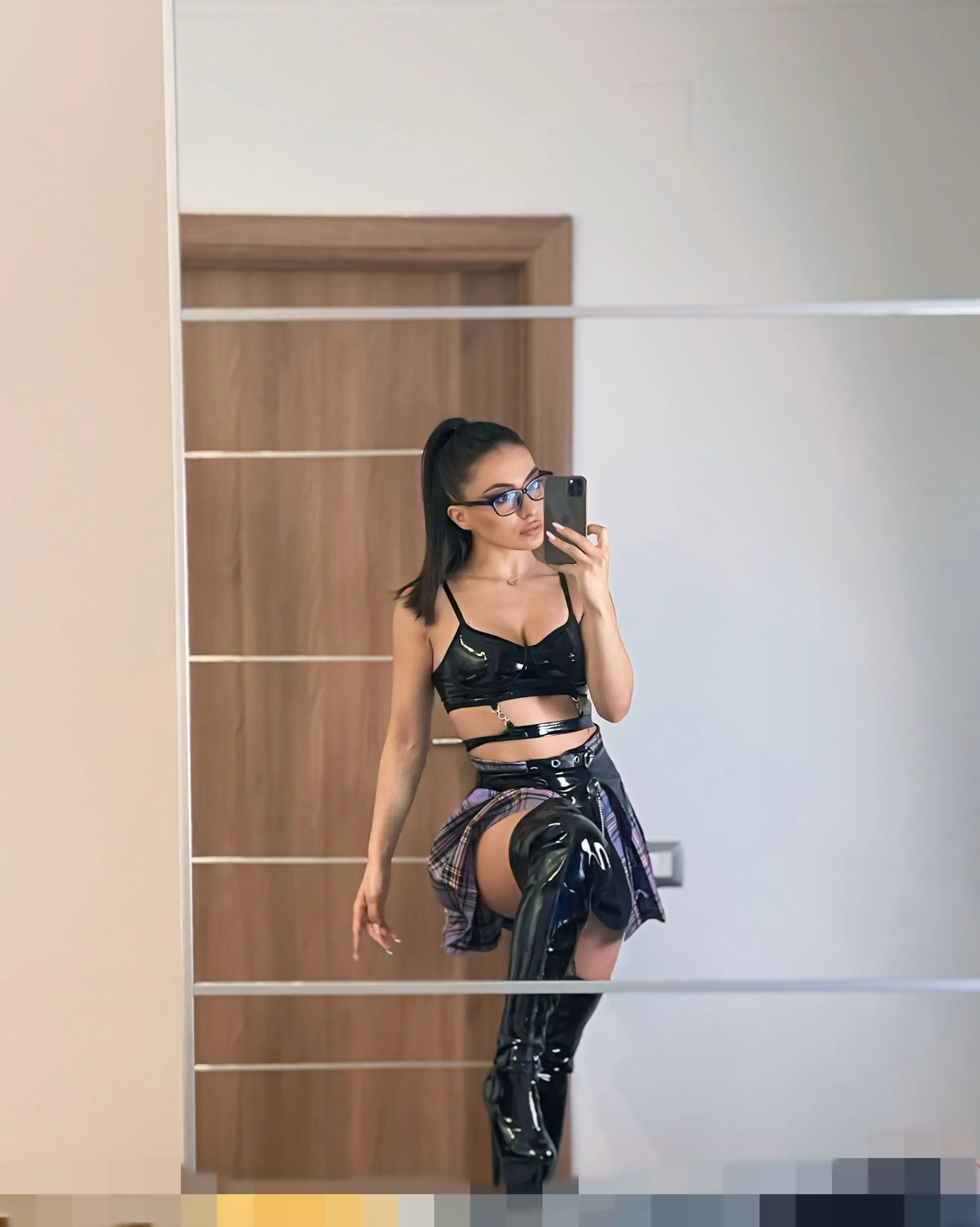 Live sex webcam photo for MoniqueMincs #7210215