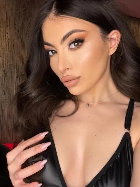 Live sex webcam photo for MoniqueMincs #7210332