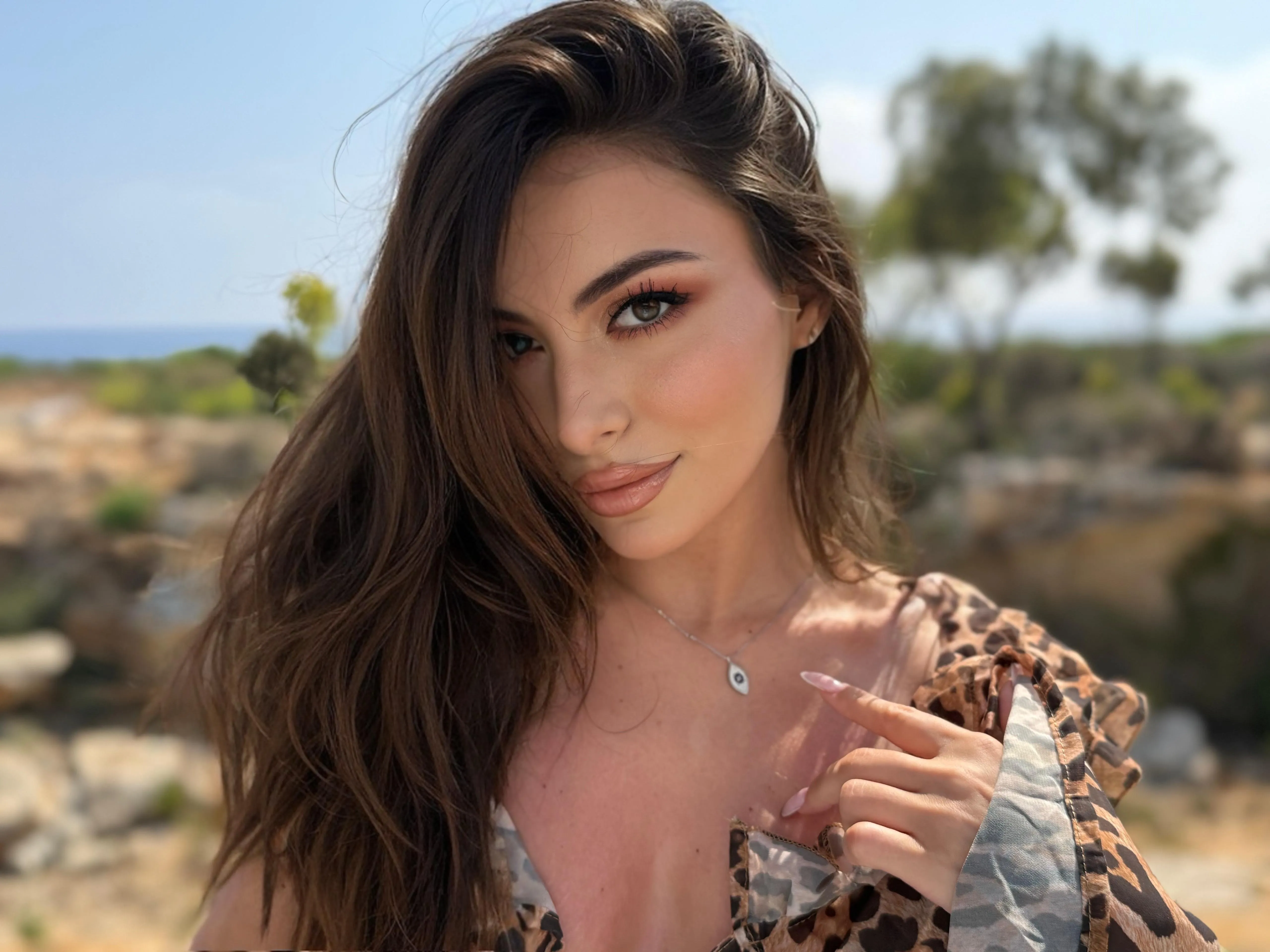 Live sex webcam photo for MoniqueMincs #7452775