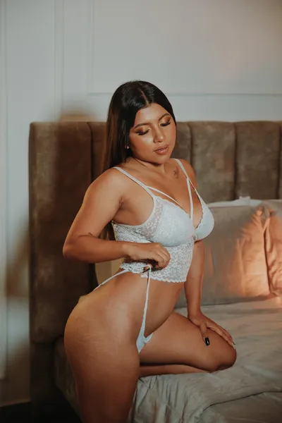 Live sex webcam photo for PaulaMonet #6069233