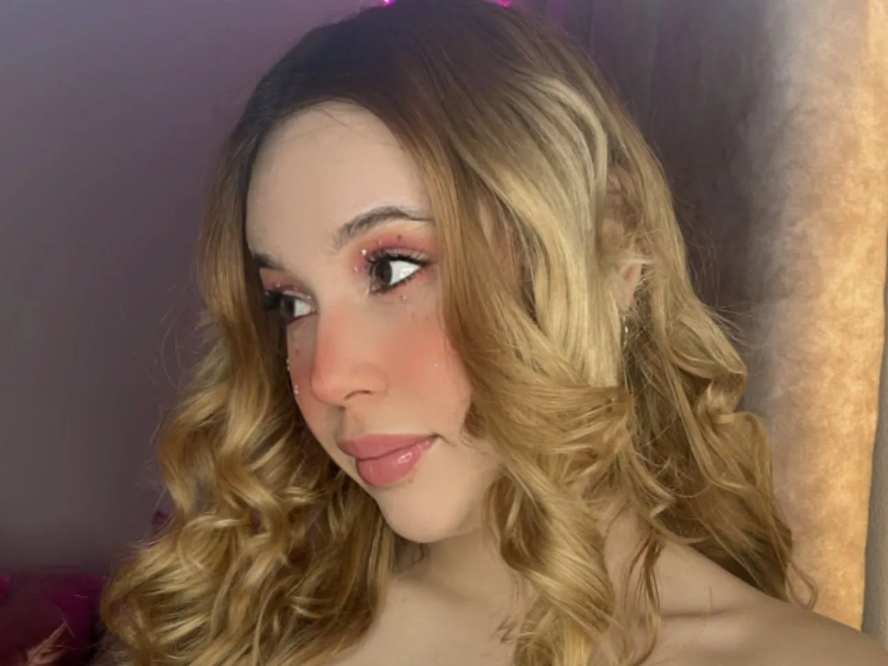 Live sex webcam photo for AbbyxHaken #5783365