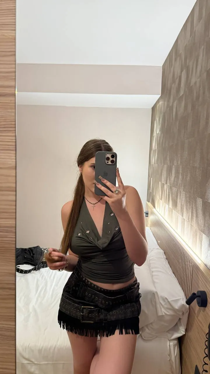 Live sex webcam photo for LollaDolla #8057437