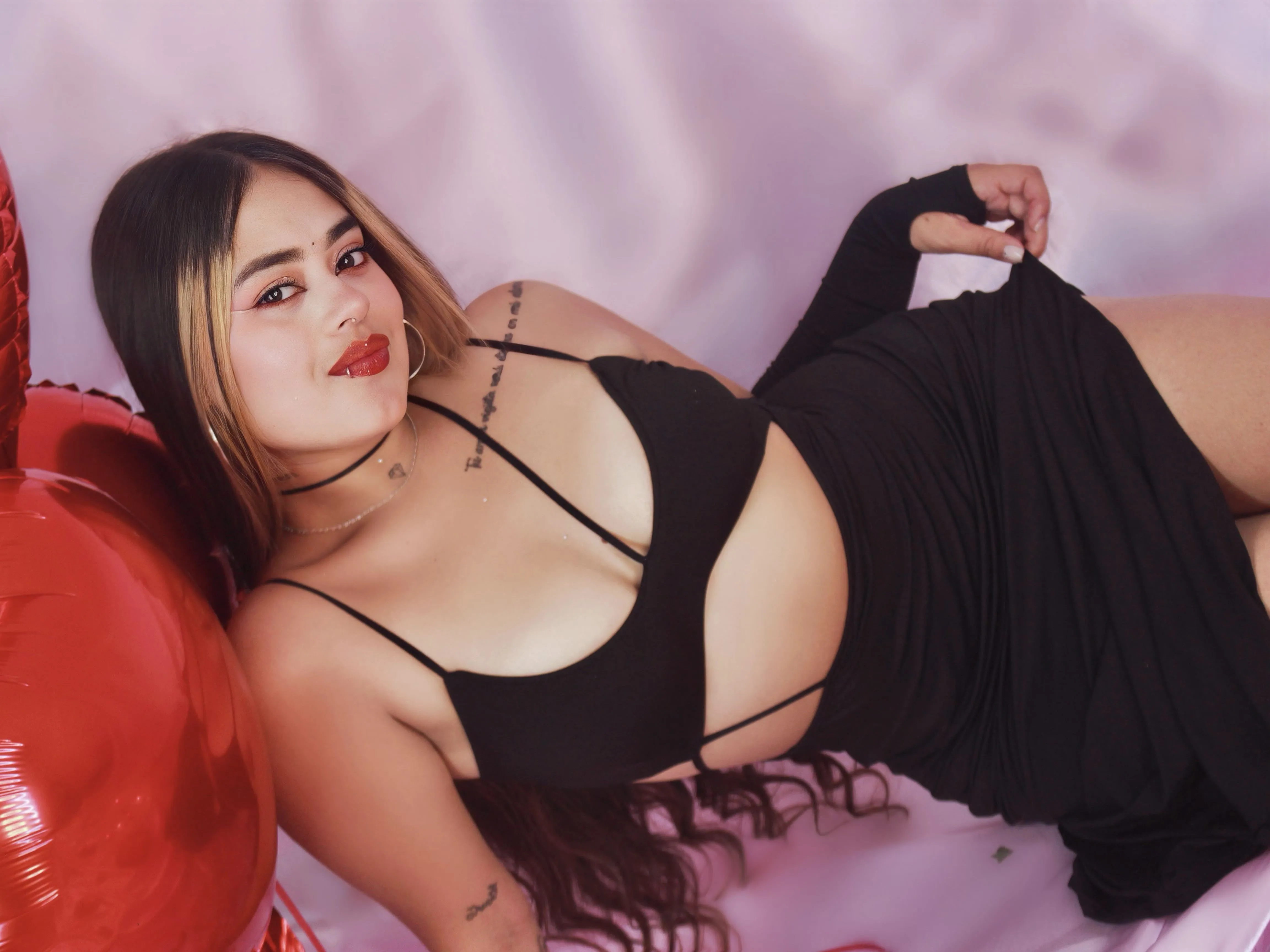 Live sex webcam photo for SCAARLETROSSE #5945769