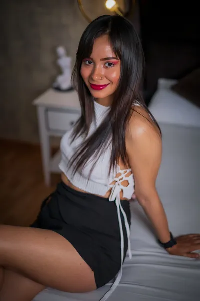 Live sex webcam photo for HollyWhitee #6111374