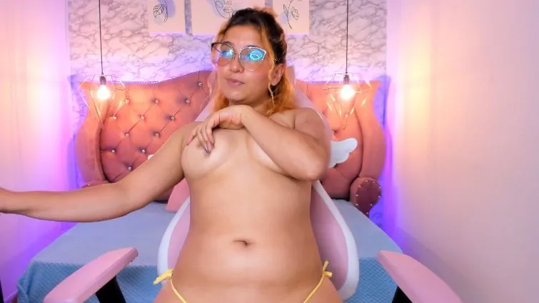 Live sex webcam photo for amaliarosse69 #7804336