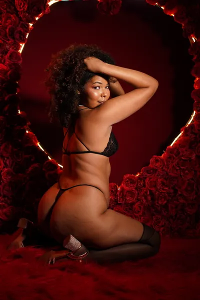 Live sex webcam photo for NiaColussi #6891895