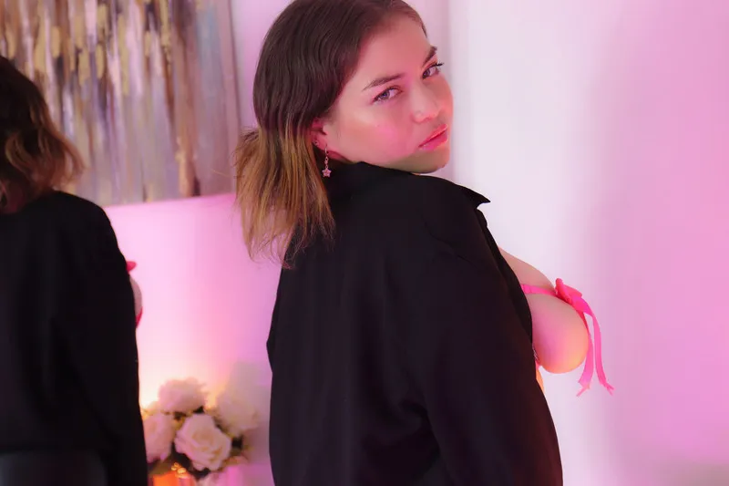 Live sex webcam photo for ElissaBett018 #6117864