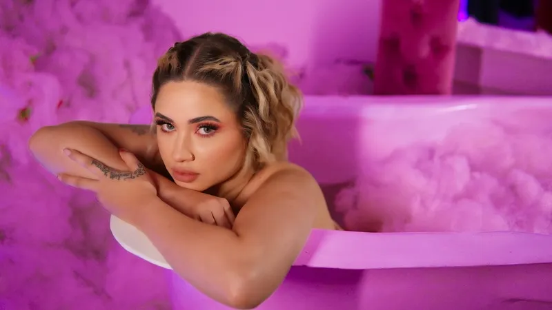 Live sex webcam photo for EmmaMilleerr #6896574