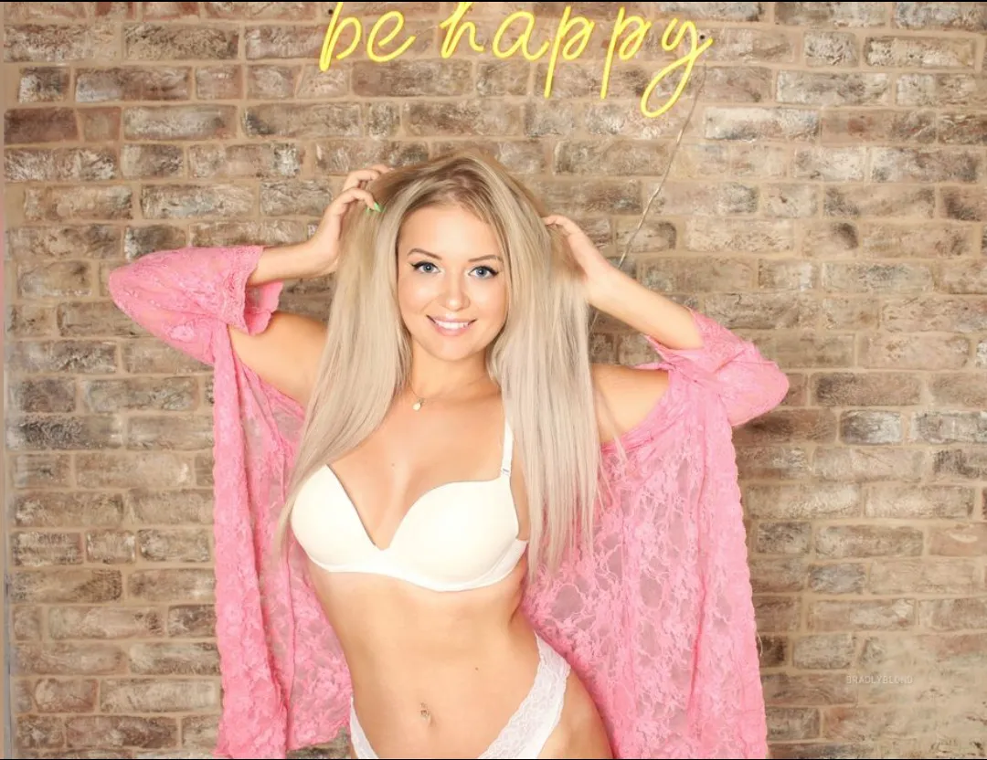 Live sex webcam photo for Lindy18 #7813525