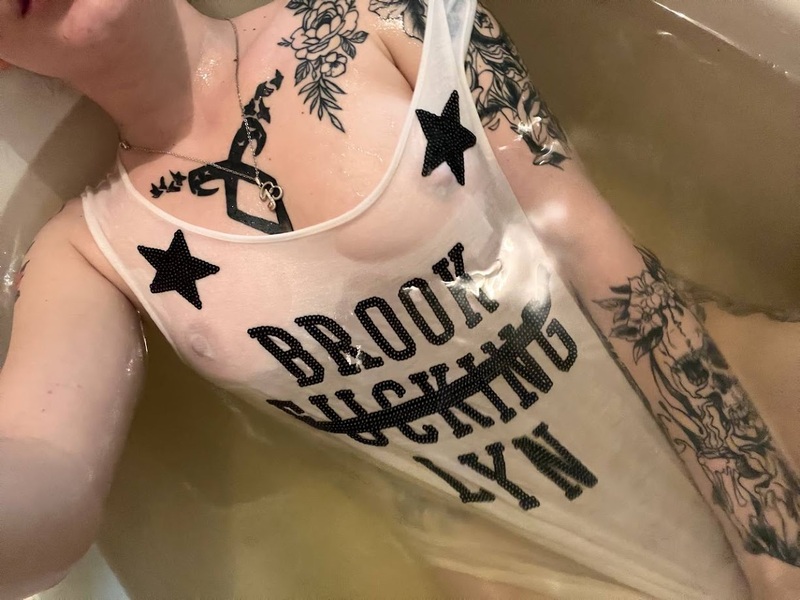 Live sex webcam photo for LilyFoxyL #6144993