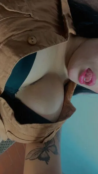 Live sex webcam photo for shantaljonees #7038496