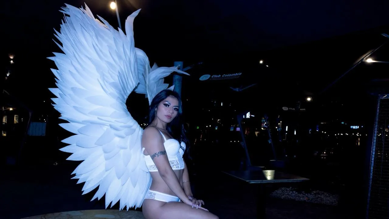 Live sex webcam photo for LunaCollinsss #6250225