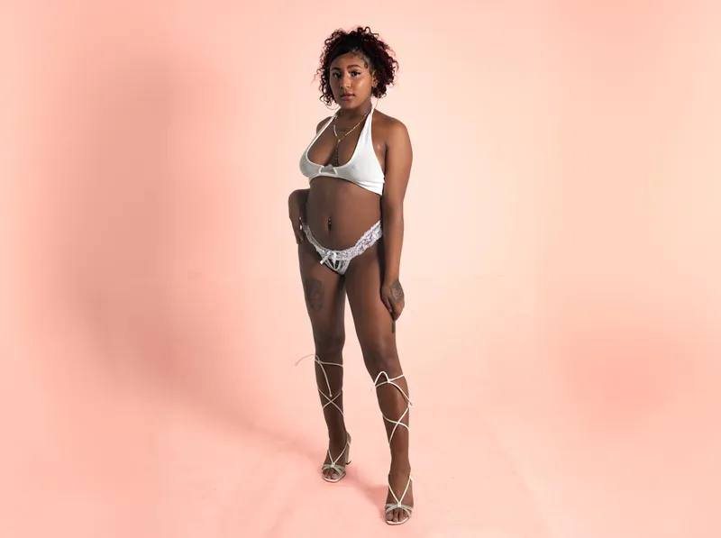 Live sex webcam photo for AmbeerrQueenn #6310048