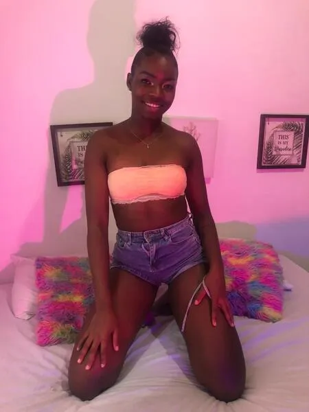 Live sex webcam photo for LucianaVasquez #6296929