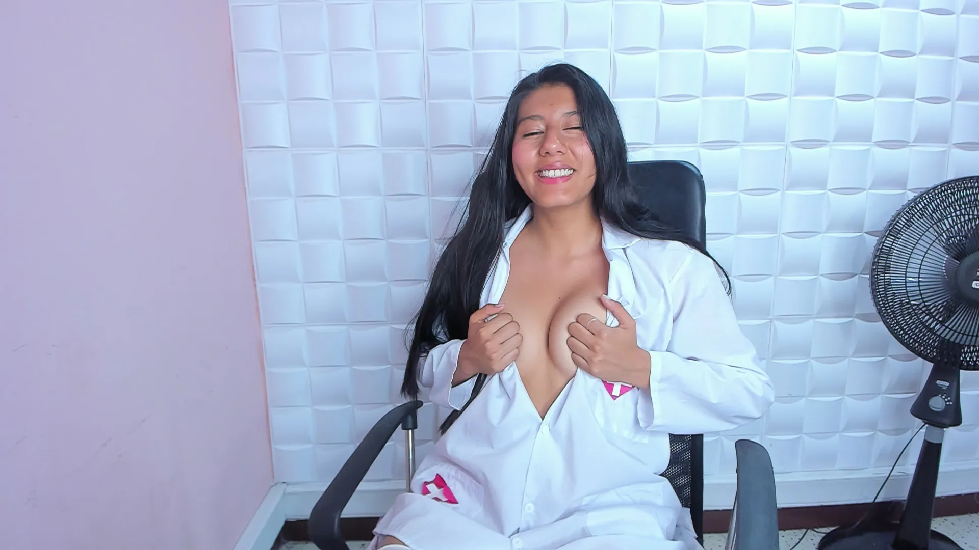 Live sex webcam photo for CarlyCarla #6512358
