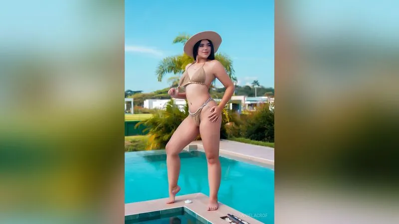 Live sex webcam photo for AnnieLacroftt #6312601