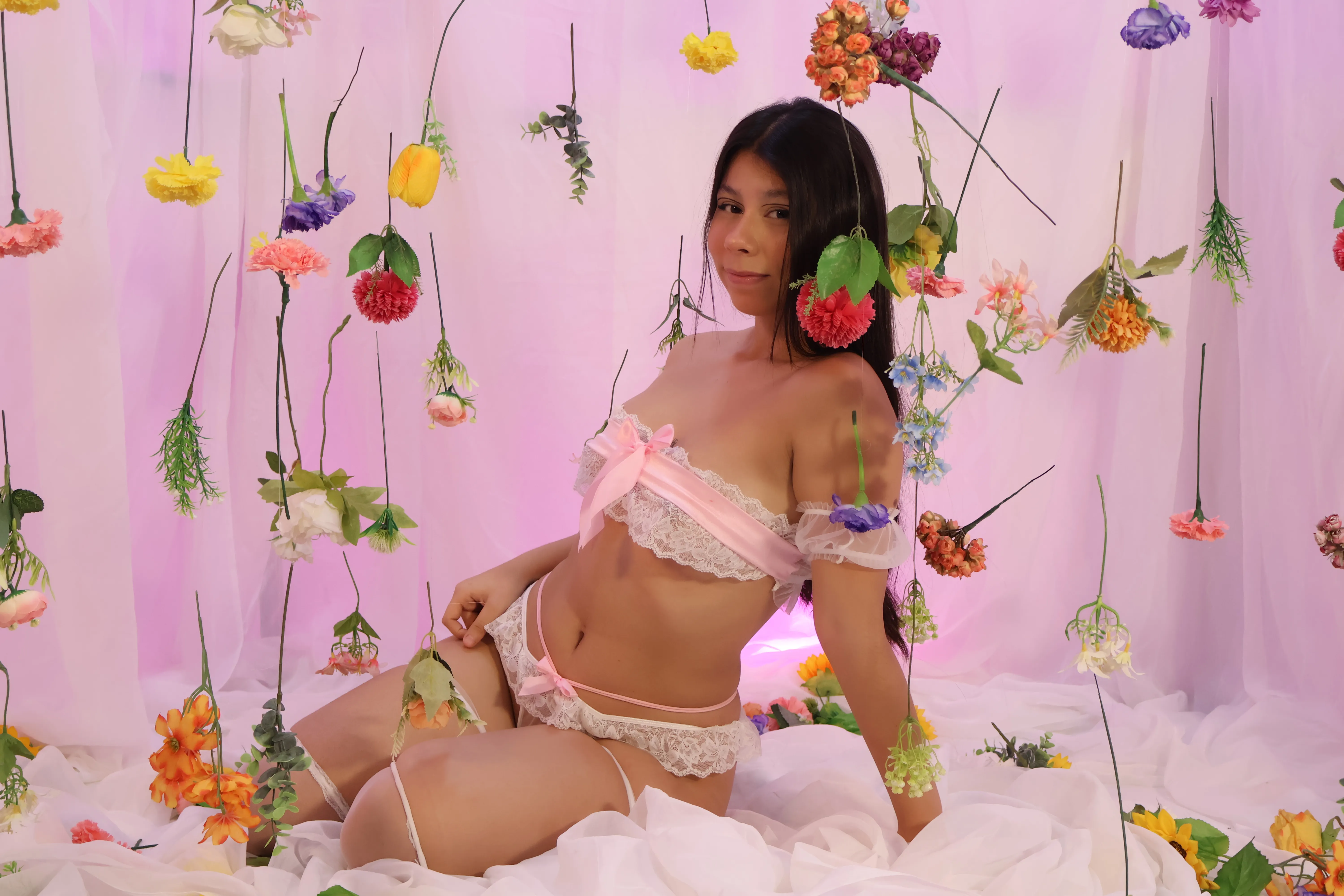Live sex webcam photo for littleezoee #8542734
