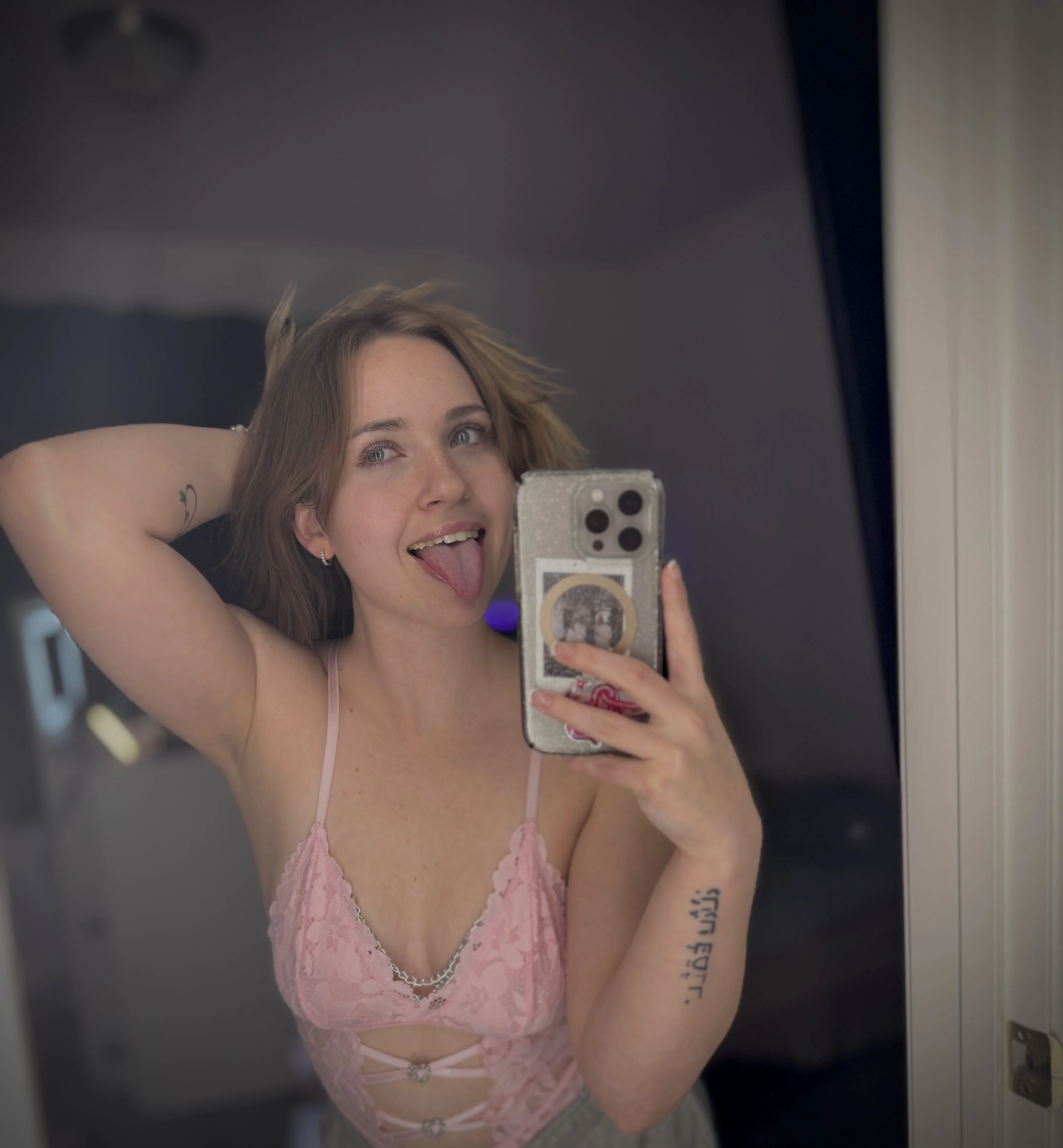 Live sex webcam photo for RaelynnWhitee #7953985