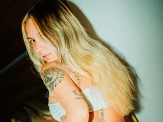 Live sex webcam photo for itzykitty #8695119