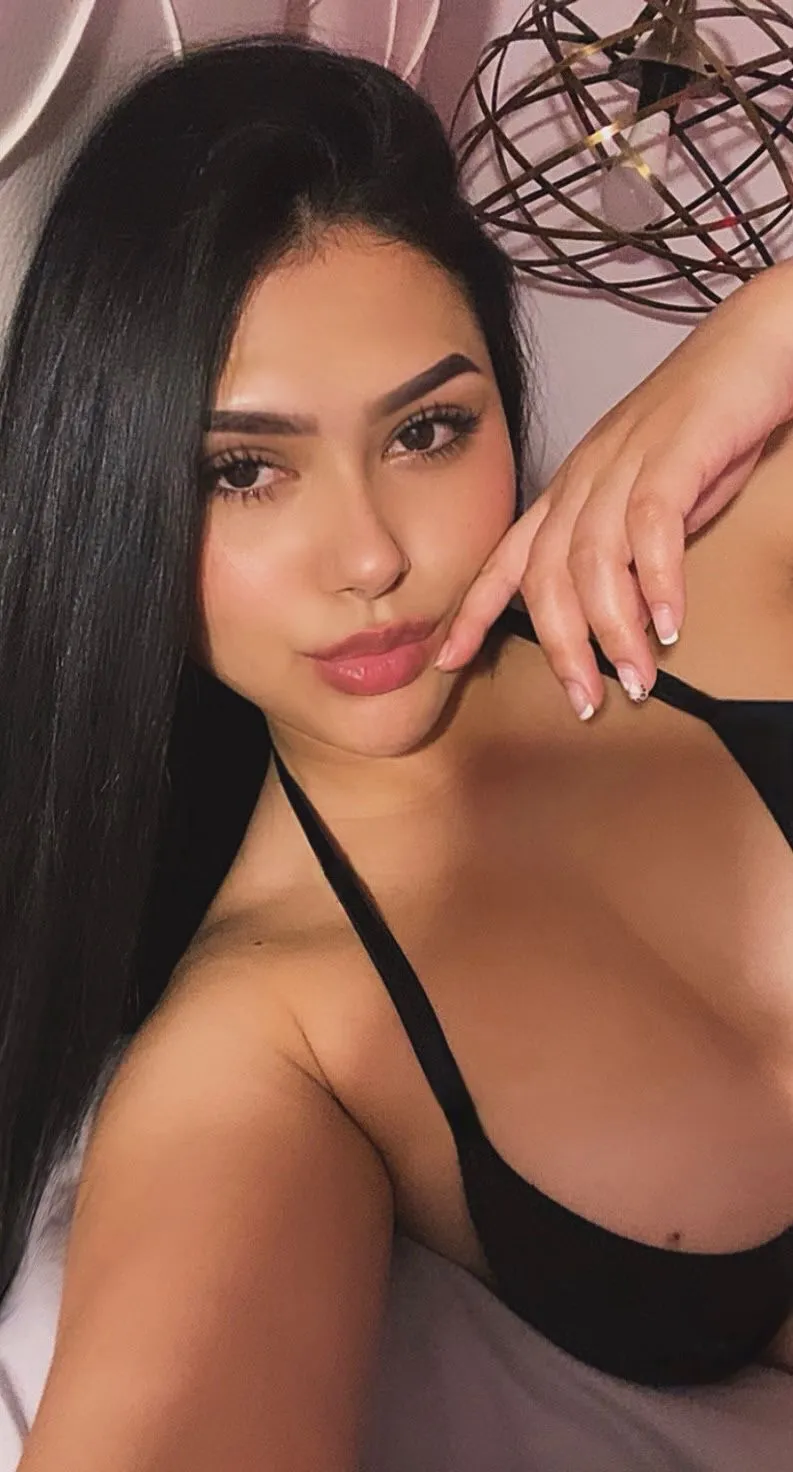 Live sex webcam photo for SaharaLyn #8072308