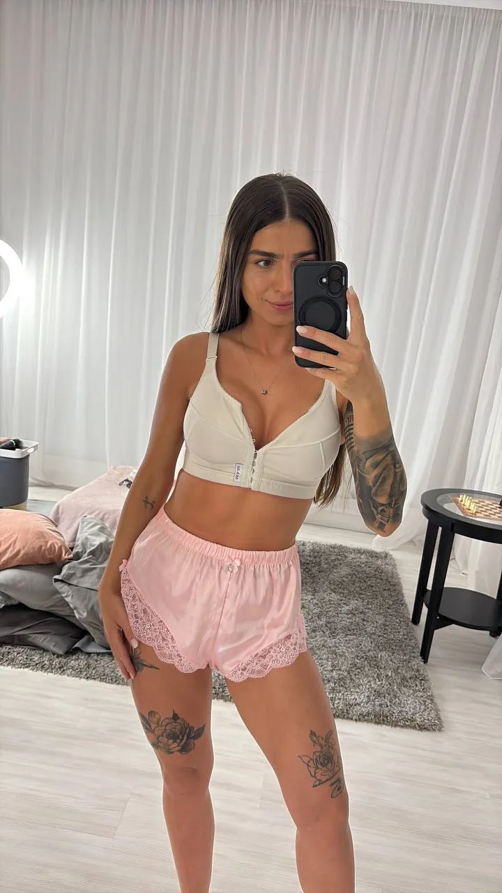 Live sex webcam photo for PureEllie #8065236
