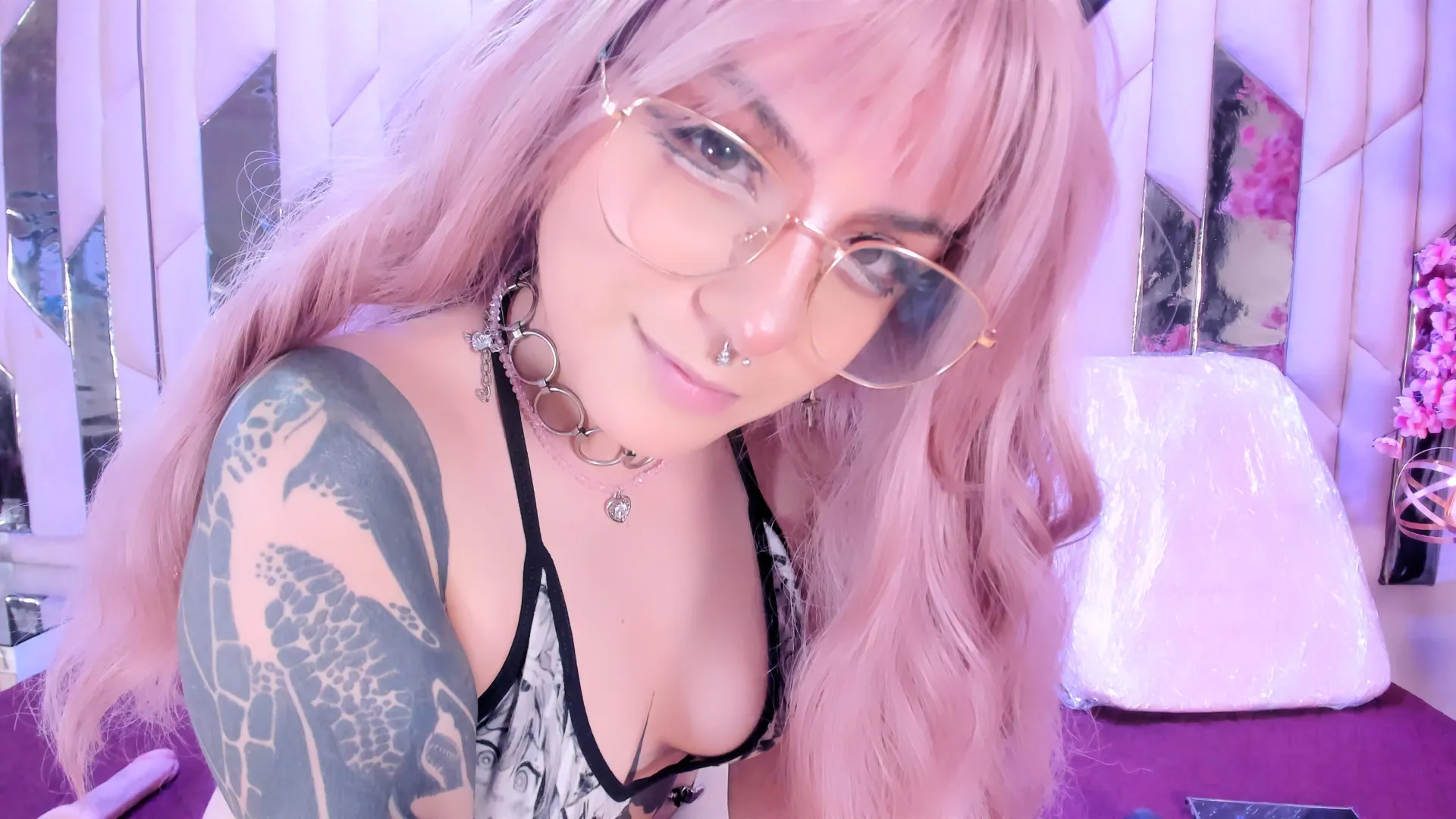 Live sex webcam photo for BizzyNoar19 #7801233