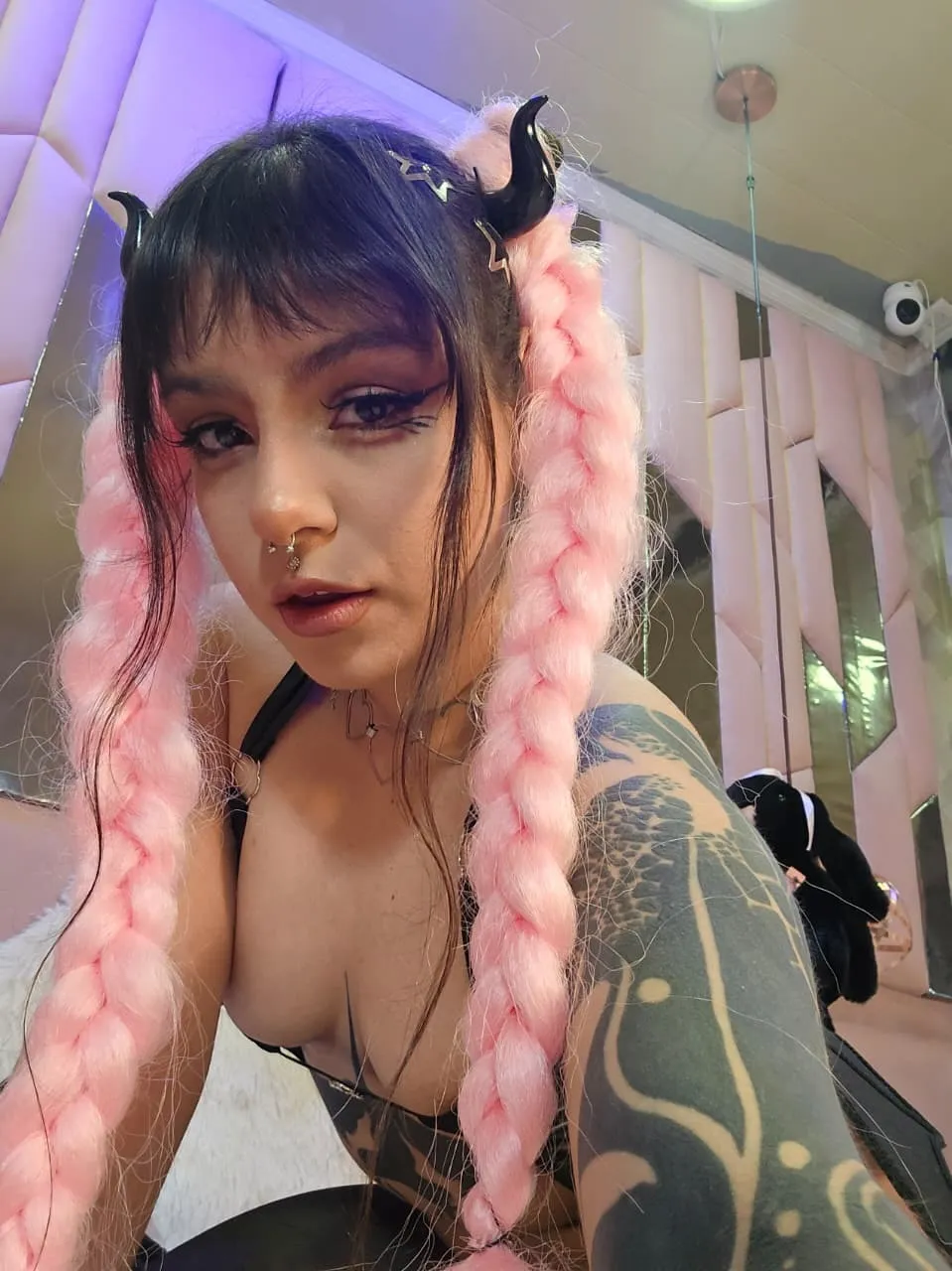 Live sex webcam photo for BizzyNoar19 #8263347