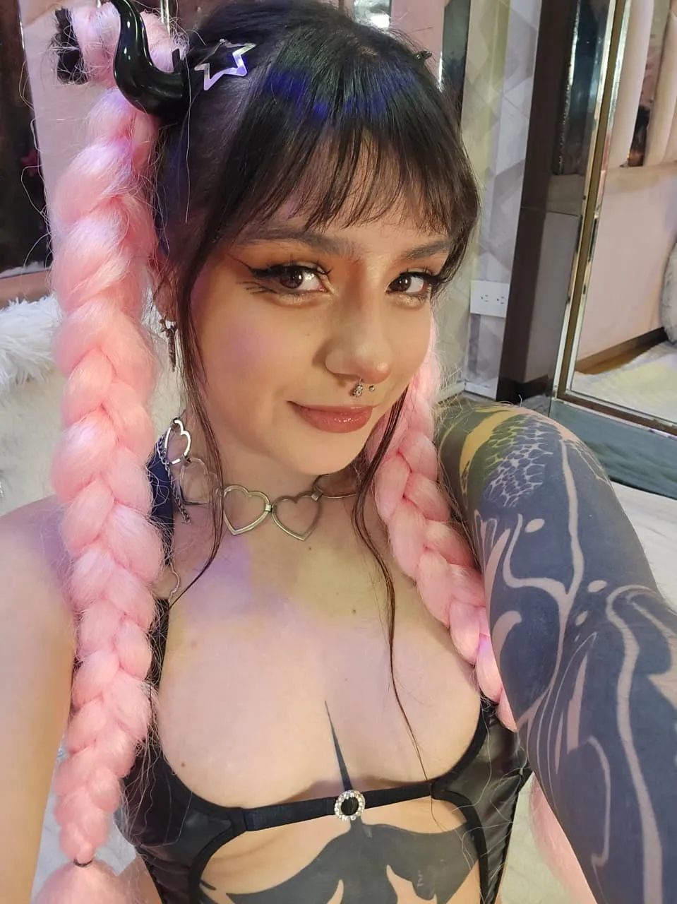 Live sex webcam photo for BizzyNoar19 #8263344