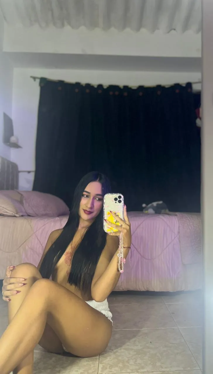 Live sex webcam photo for Nikibricee #7938621