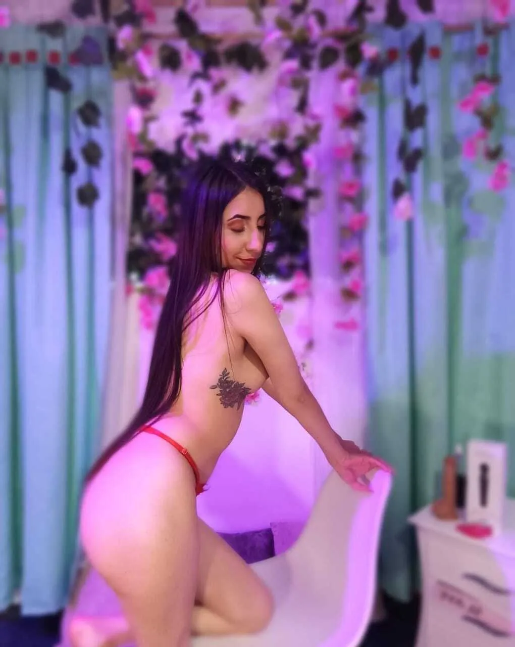 Live sex webcam photo for SophieTaylor19 #8102674