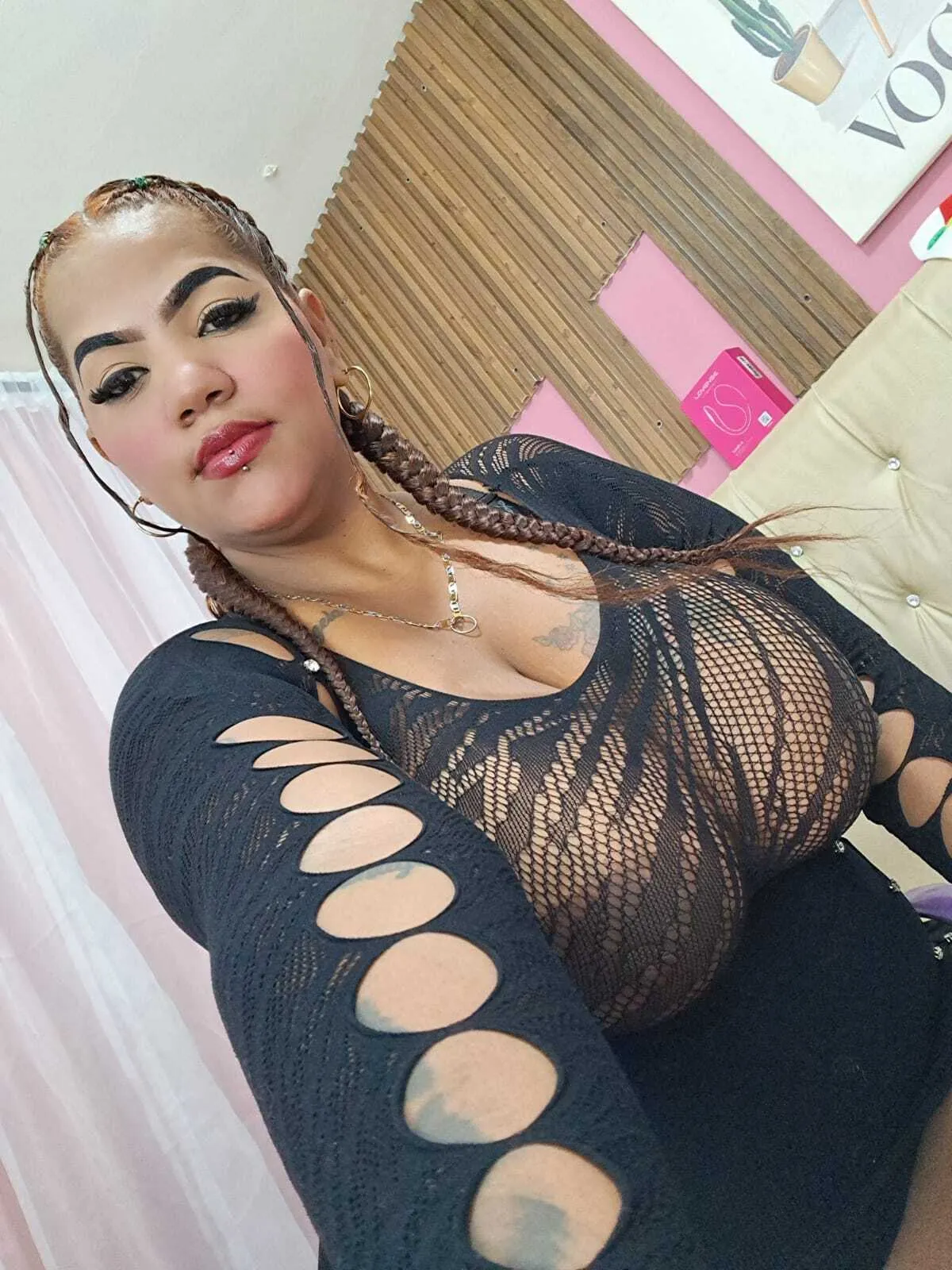 Live sex webcam photo for gisell_bigboobs #8109900