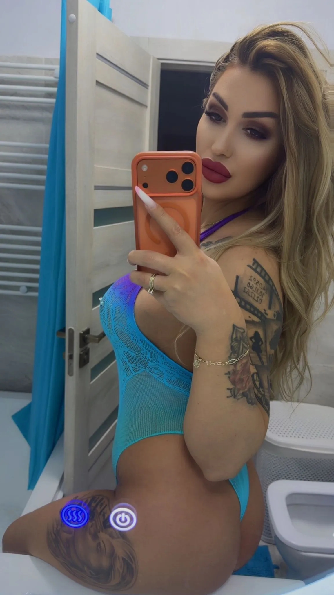 Live sex webcam photo for Nicol2Naya #8632482