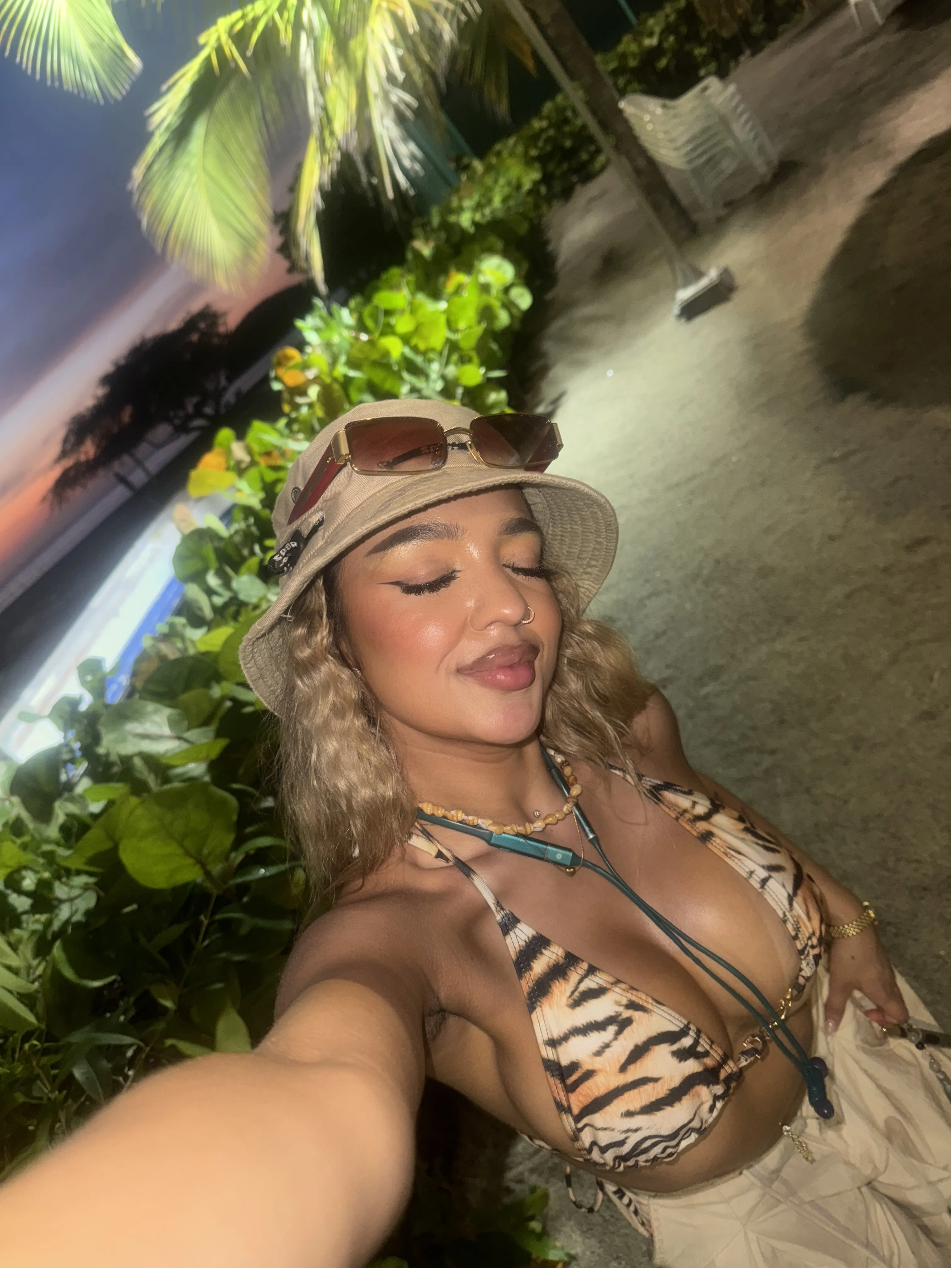 Live sex webcam photo for Melissakovalenko #8587191