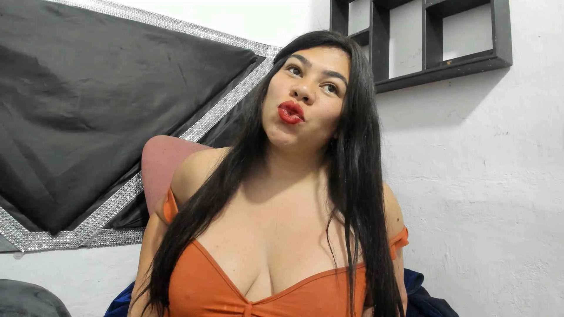 Live sex webcam photo for ALMAWHITEE #8340244