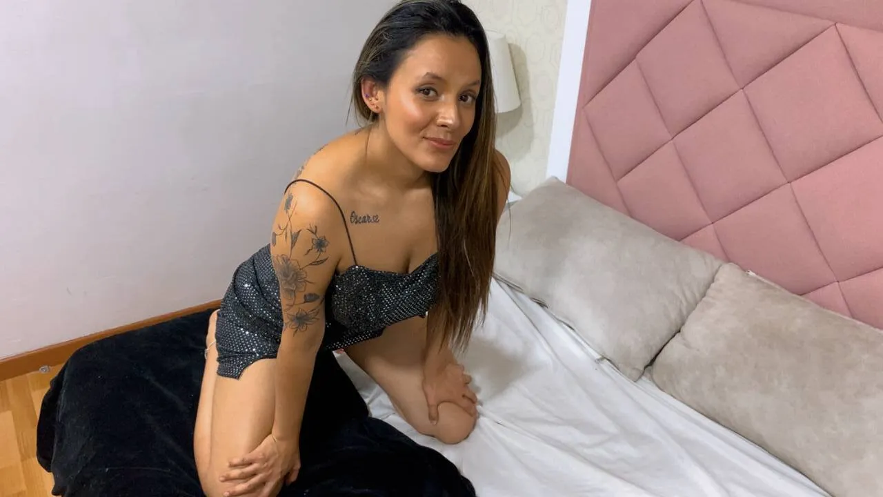 Live sex webcam photo for CynthiaMore #8265534